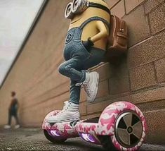 Minion auf einem pinken Hoverboard